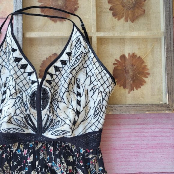 UO Ecote Floral Embroidered Criss Cross Strap A-line Boho Festival Midi Dress 4 - Picture 5 of 7